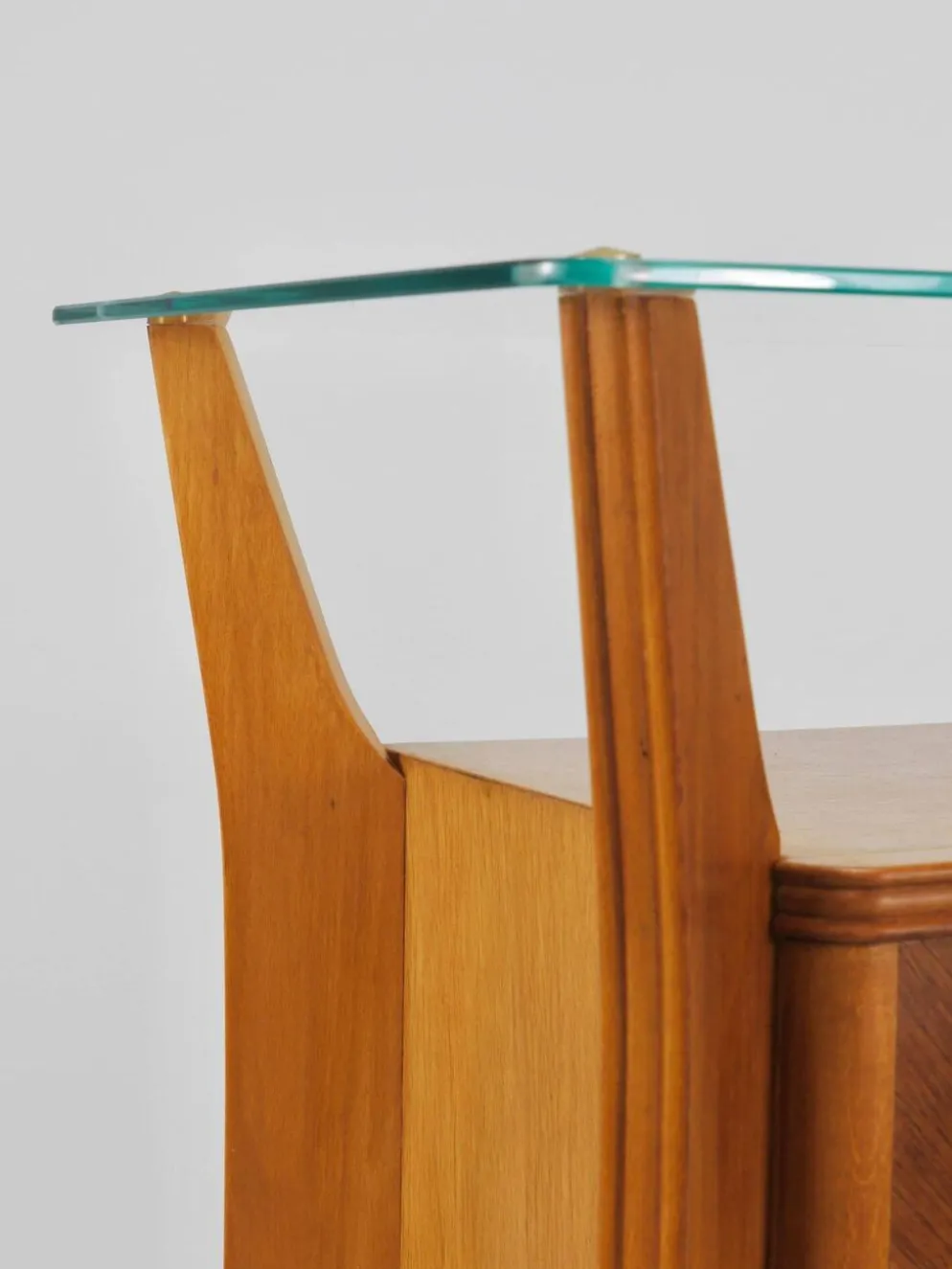 Gio Ponti Table de chevet en érable et noyer, La Permanente Mobili Cantù, années 1940