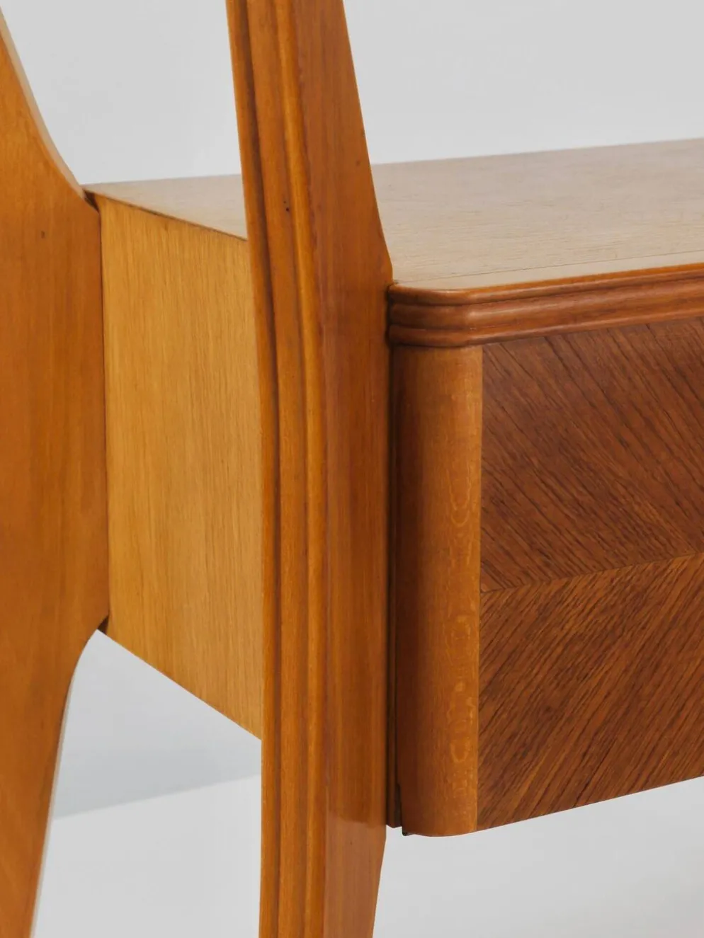 Gio Ponti Table de chevet en érable et noyer, La Permanente Mobili Cantù, années 1940