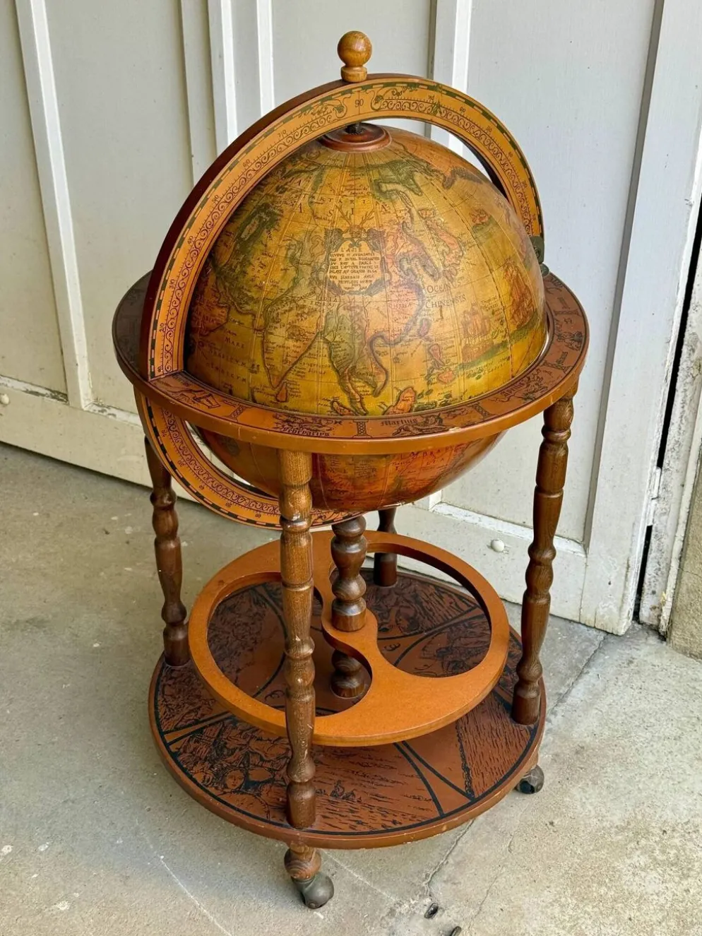 Globe bar à roulettes et plateau tournant