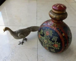 Gourde indienne en métal peinte à la main