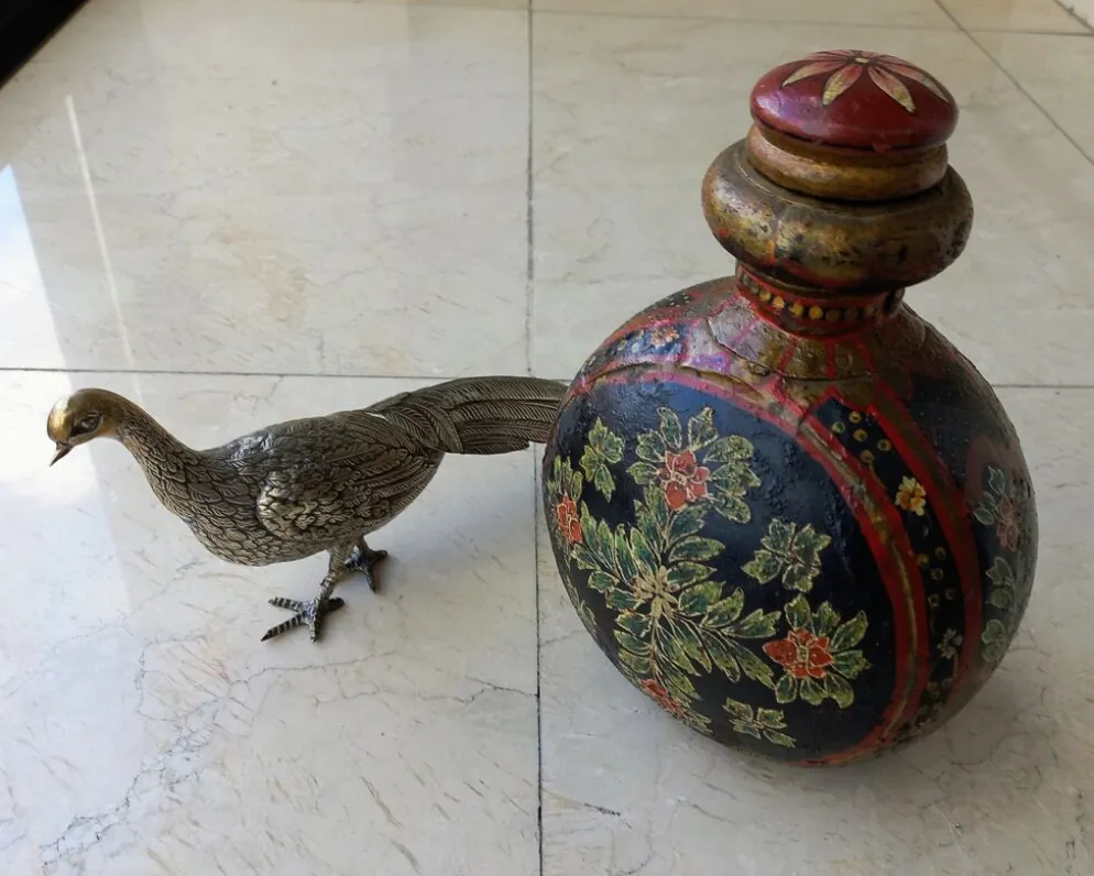 Gourde indienne en métal peinte à la main