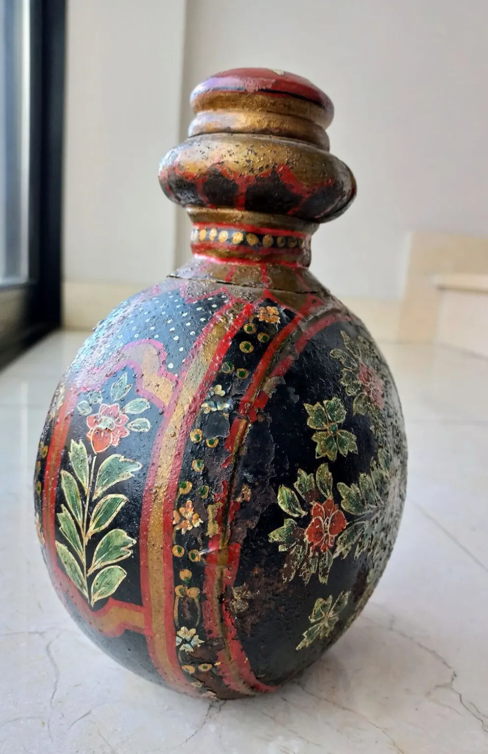 Gourde indienne en métal peinte à la main