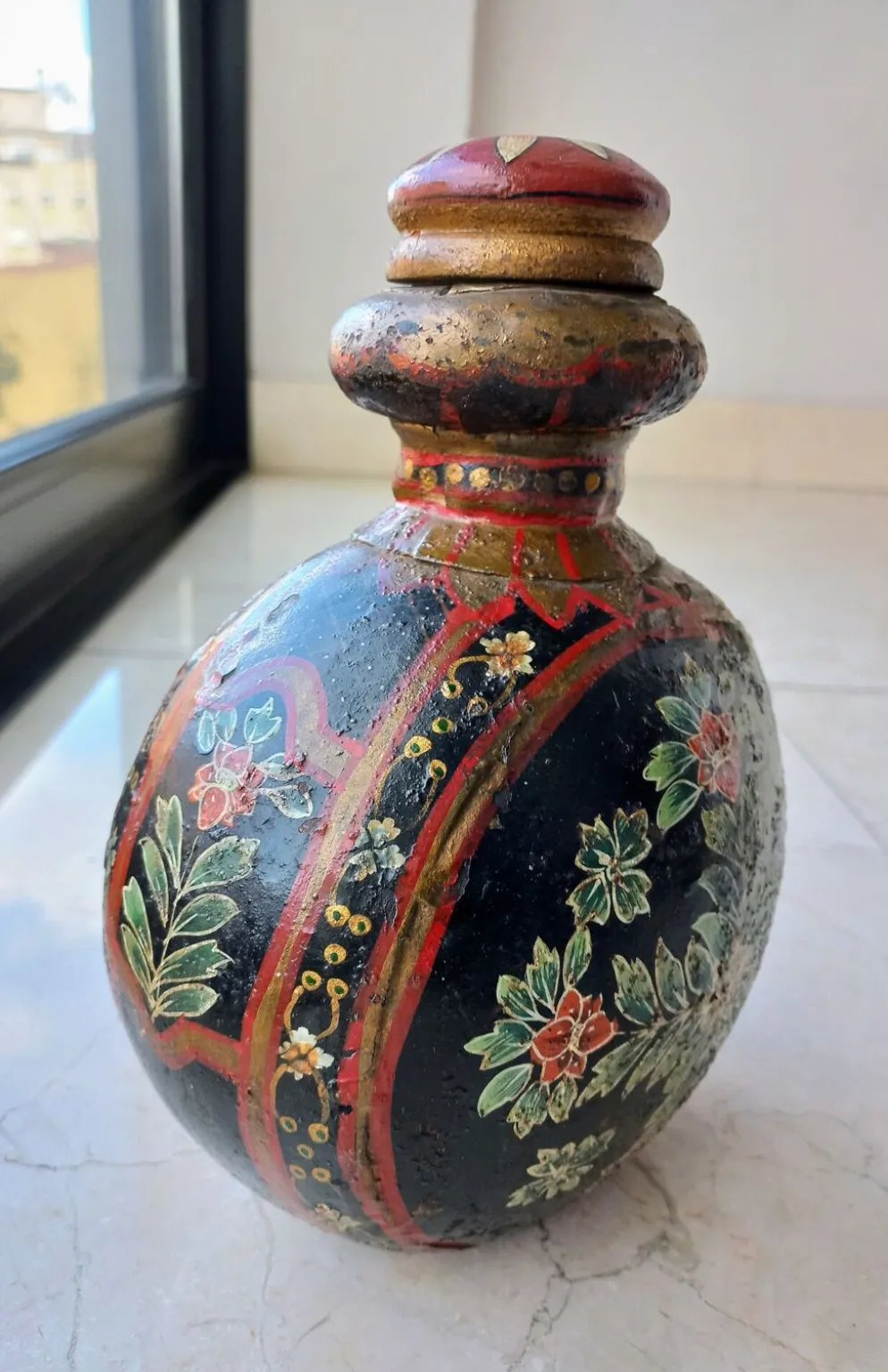 Gourde indienne en métal peinte à la main