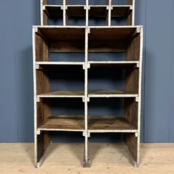 Grand ancien cabinet à casiers en bois d'atelier industriel