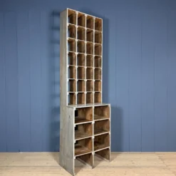 Grand ancien cabinet à casiers en bois d'atelier industriel