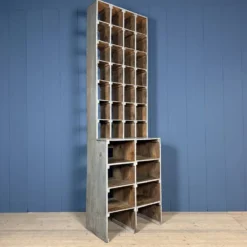 Grand ancien cabinet à casiers en bois d'atelier industriel