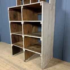 Grand ancien cabinet à casiers en bois d'atelier industriel