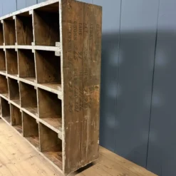 Grand ancien cabinet à casiers en bois d'atelier industriel
