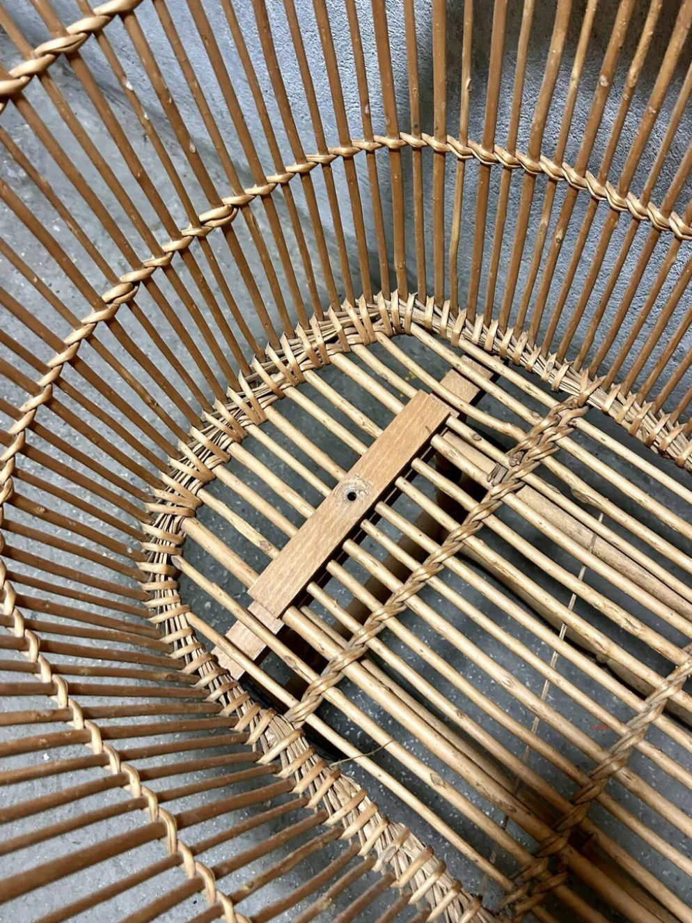 Grand berceau en rotin à roulettes vintage