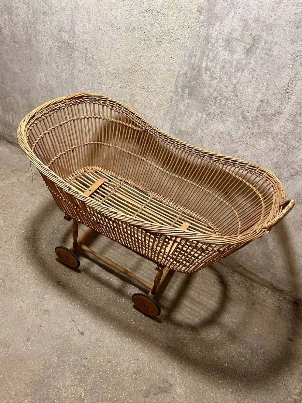 Grand berceau en rotin à roulettes vintage