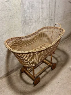 Grand berceau en rotin à roulettes vintage