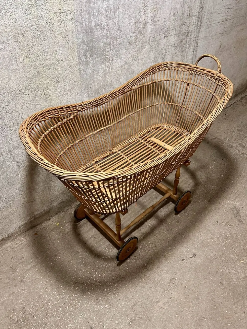 Grand berceau en rotin à roulettes vintage