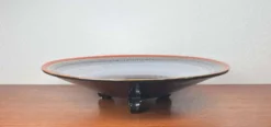 Grand bol tripod en céramique Art Déco allemand de Karlsruher Majolika, années 1940.