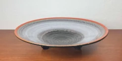 Grand bol tripod en céramique Art Déco allemand de Karlsruher Majolika, années 1940.
