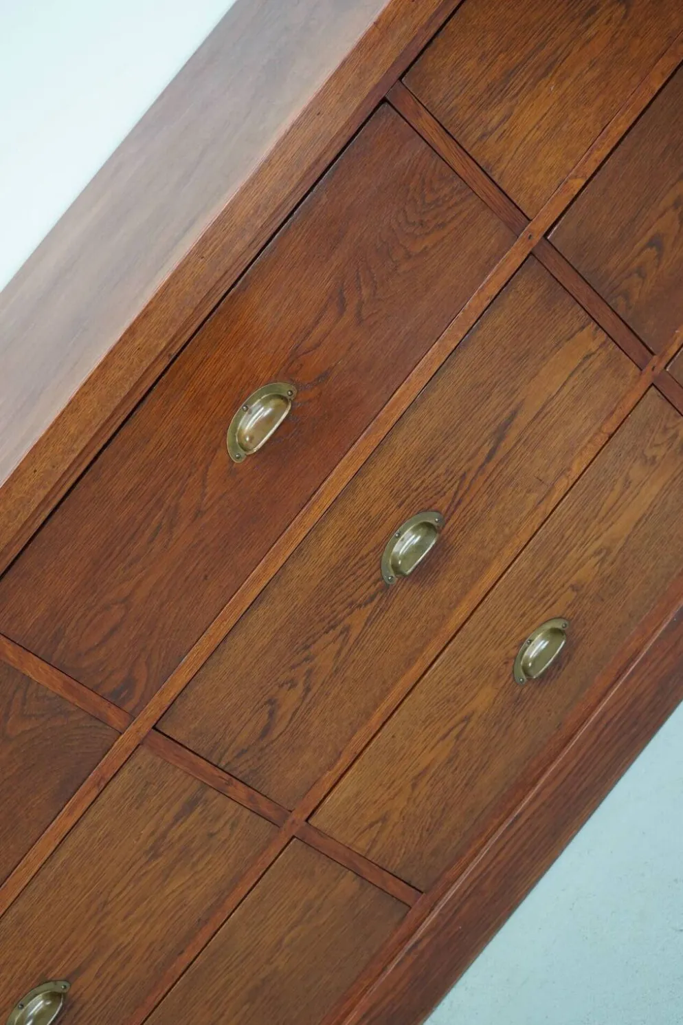 Grand buffet/armoire de magasin Art déco vintage en chêne hollandais, années 1930