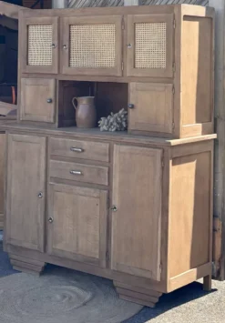 Grand buffet 2 corps / vaisselier en chêne brut et cannage
