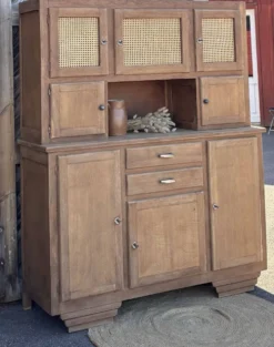Grand buffet 2 corps / vaisselier en chêne brut et cannage
