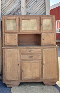 Grand buffet 2 corps / vaisselier en chêne brut et cannage