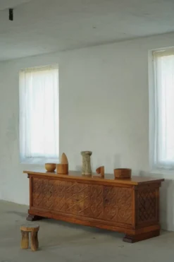 Grand buffet danois moderne en chêne sculpté, signé Max A. Rasmussen, Danemark, années 1940