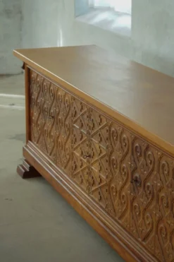 Grand buffet danois moderne en chêne sculpté, signé Max A. Rasmussen, Danemark, années 1940