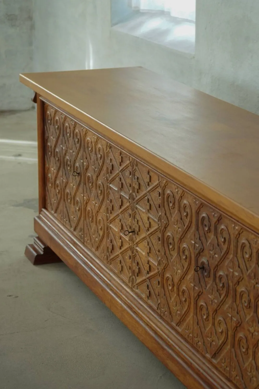 Grand buffet danois moderne en chêne sculpté, signé Max A. Rasmussen, Danemark, années 1940
