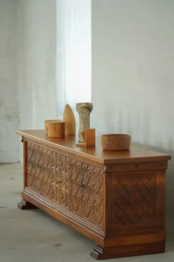 Grand buffet danois moderne en chêne sculpté, signé Max A. Rasmussen, Danemark, années 1940
