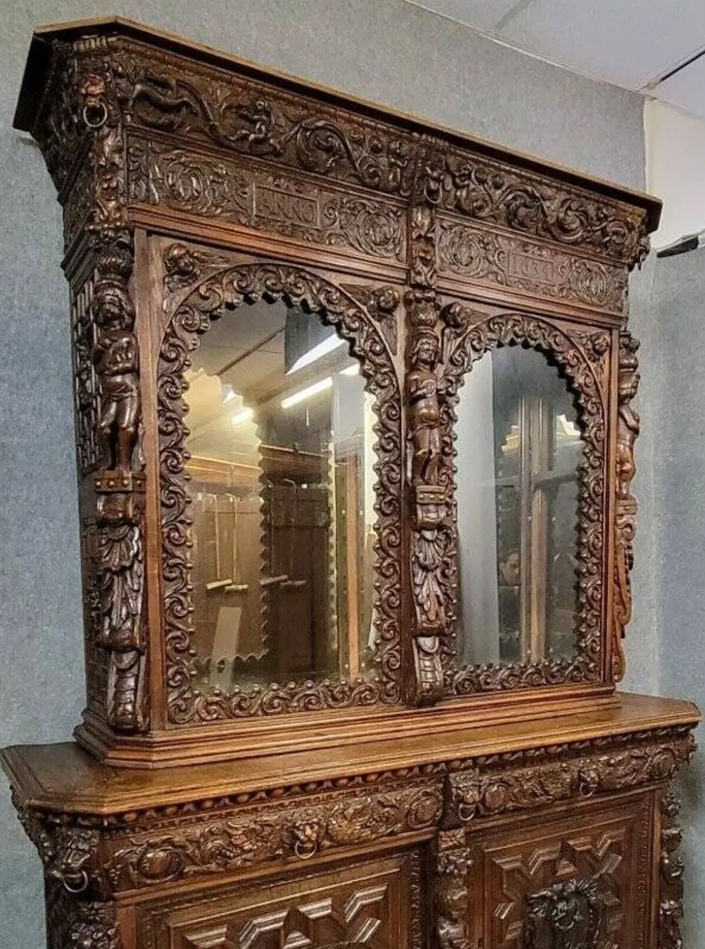 Grand buffet deux-corps style renaissance richement sculpté – « anno 1634 »