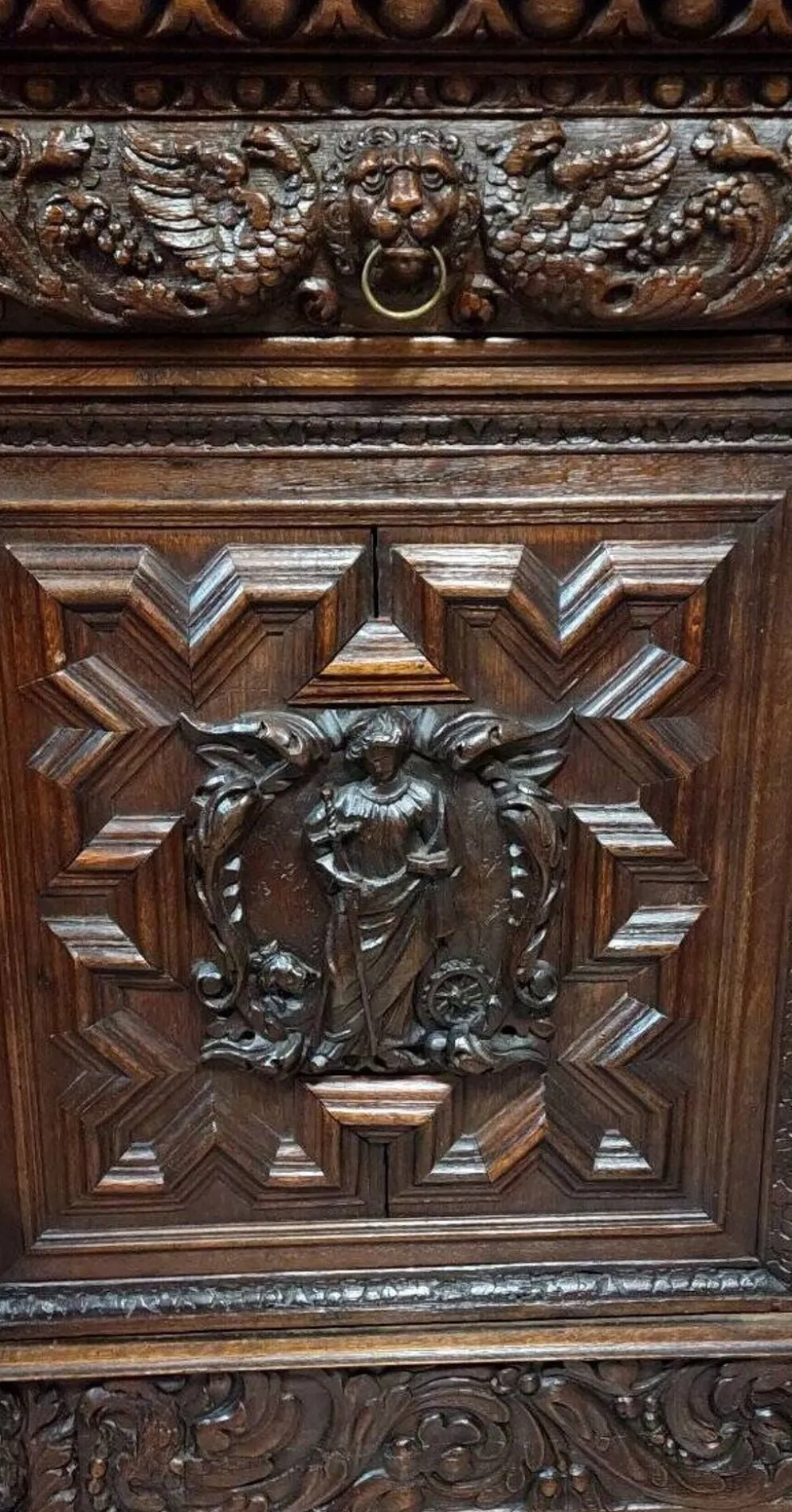Grand buffet deux-corps style renaissance richement sculpté – « anno 1634 »