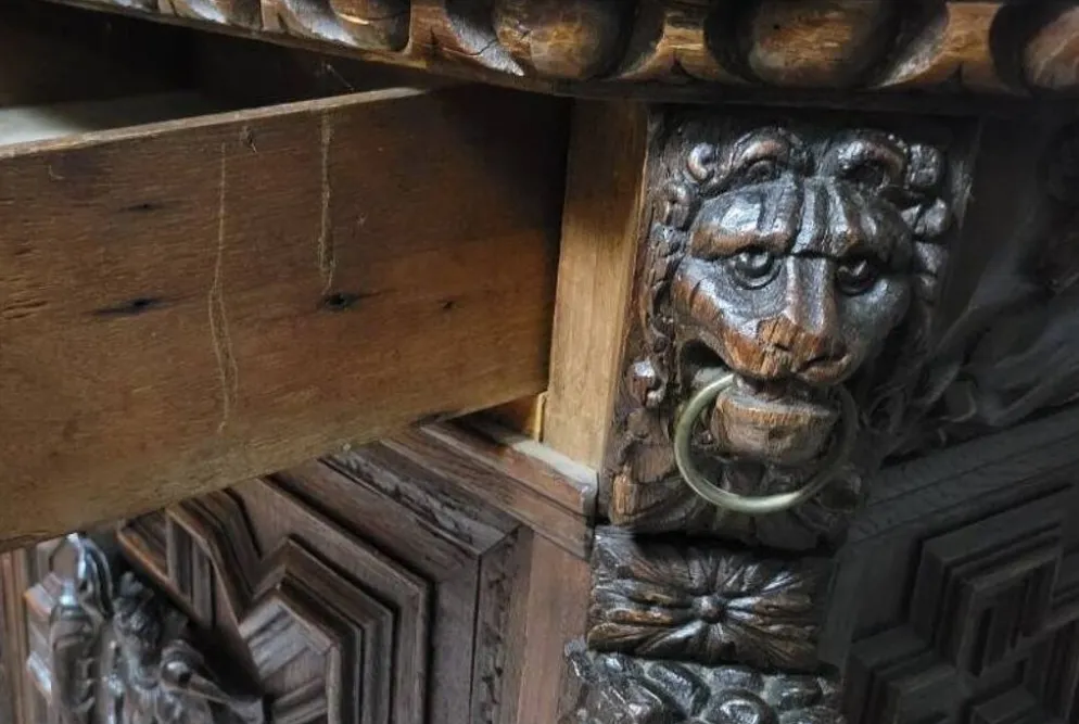 Grand buffet deux-corps style renaissance richement sculpté – « anno 1634 »