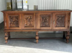 Grand buffet en chêne sculpté de style néo-Renaissance, milieu du XXe