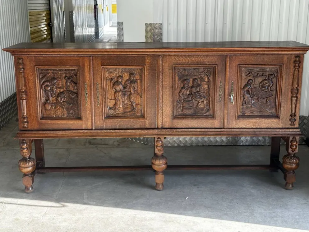 Grand buffet en chêne sculpté de style néo-Renaissance, milieu du XXe