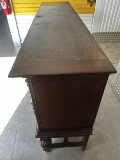 Grand buffet en chêne sculpté de style néo-Renaissance, milieu du XXe