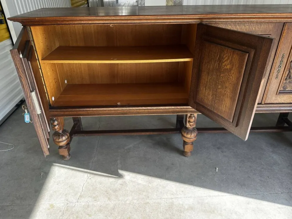 Grand buffet en chêne sculpté de style néo-Renaissance, milieu du XXe