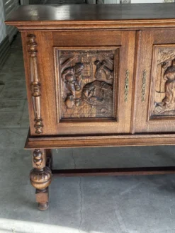Grand buffet en chêne sculpté de style néo-Renaissance, milieu du XXe