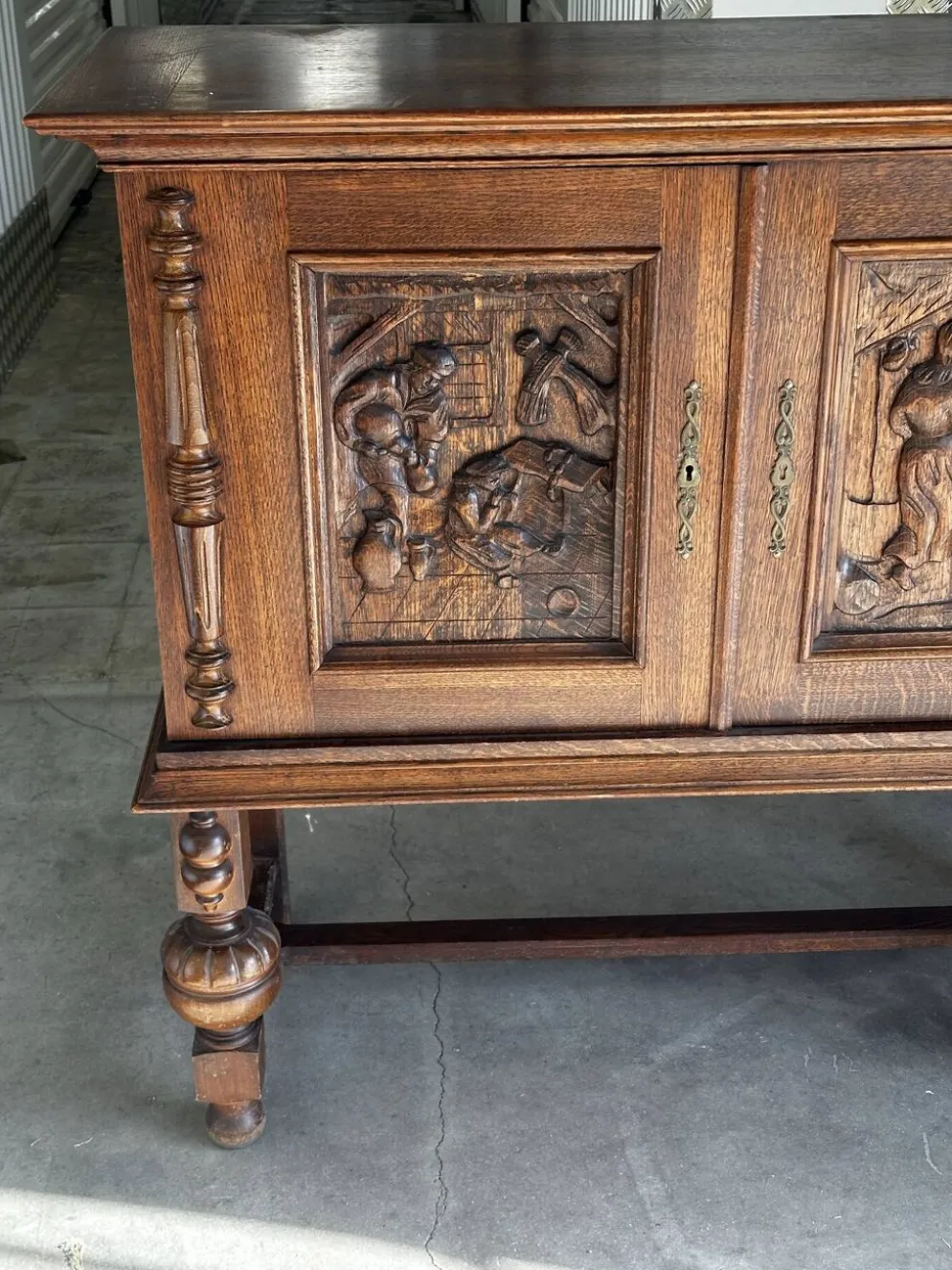 Grand buffet en chêne sculpté de style néo-Renaissance, milieu du XXe