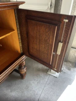 Grand buffet en chêne sculpté de style néo-Renaissance, milieu du XXe