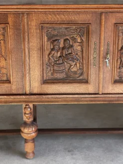 Grand buffet en chêne sculpté de style néo-Renaissance, milieu du XXe
