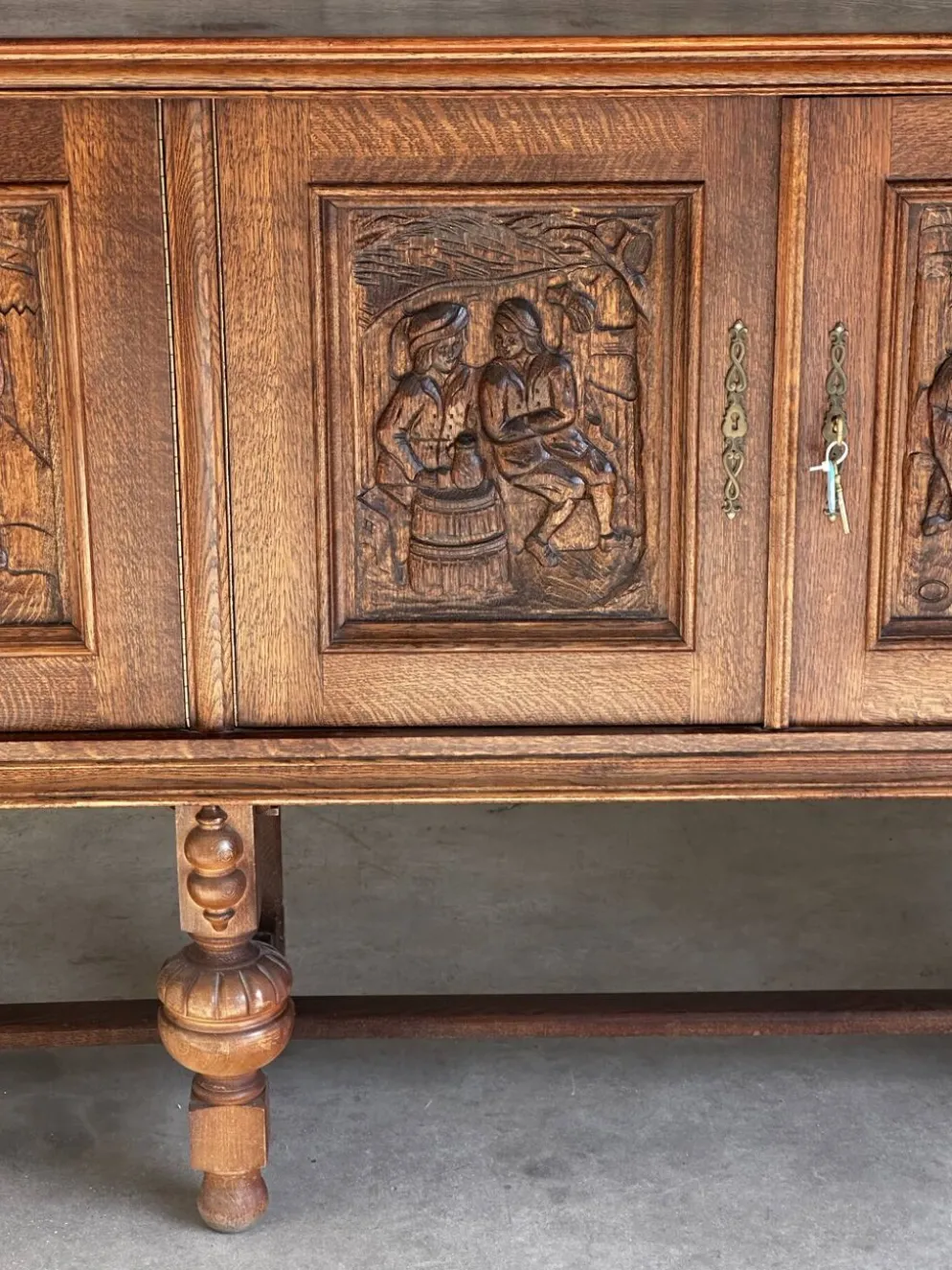 Grand buffet en chêne sculpté de style néo-Renaissance, milieu du XXe