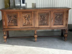 Grand buffet en chêne sculpté de style néo-Renaissance, milieu du XXe