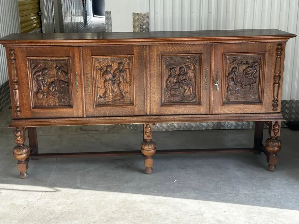 Grand buffet en chêne sculpté de style néo-Renaissance, milieu du XXe