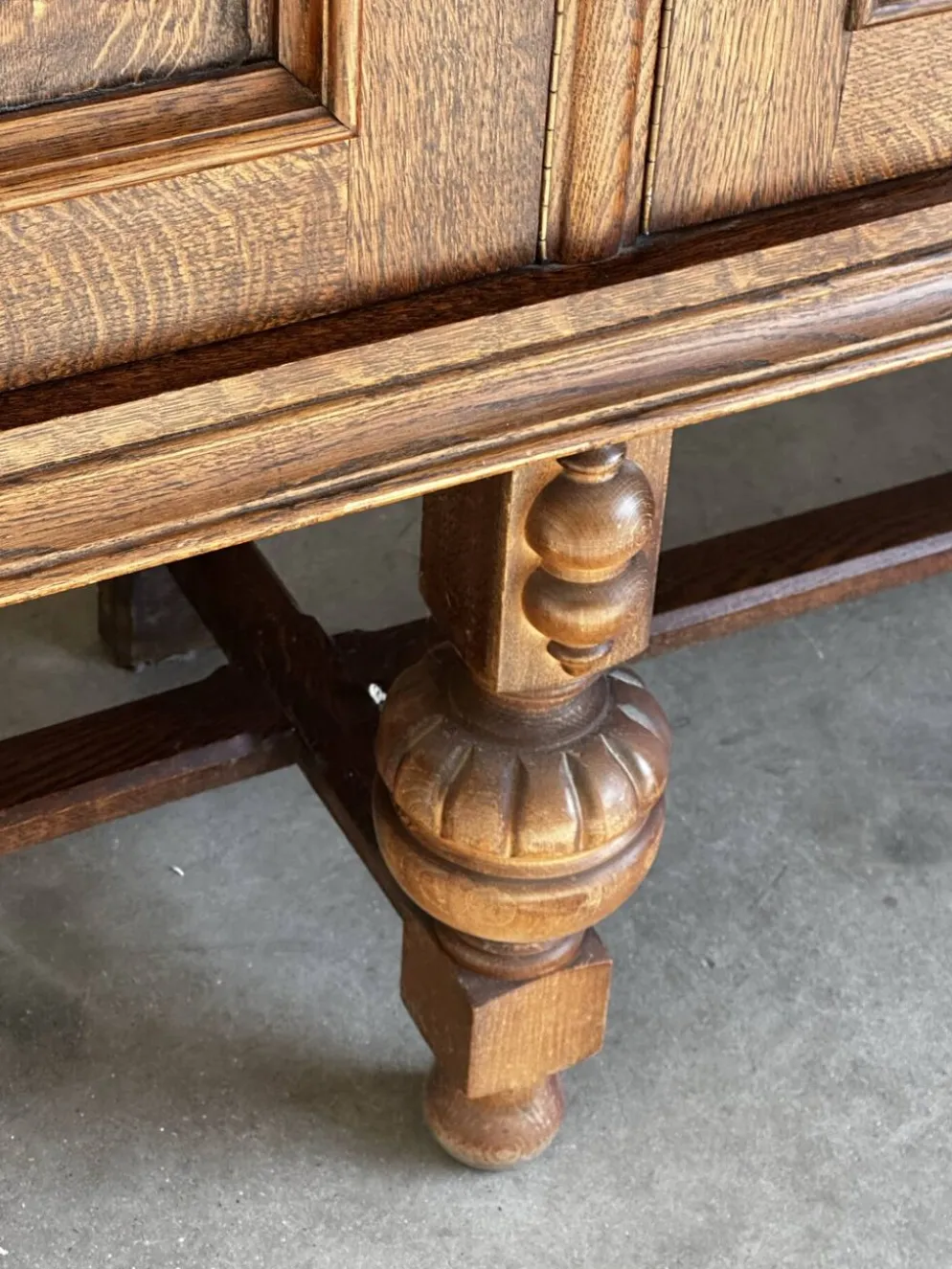 Grand buffet en chêne sculpté de style néo-Renaissance, milieu du XXe