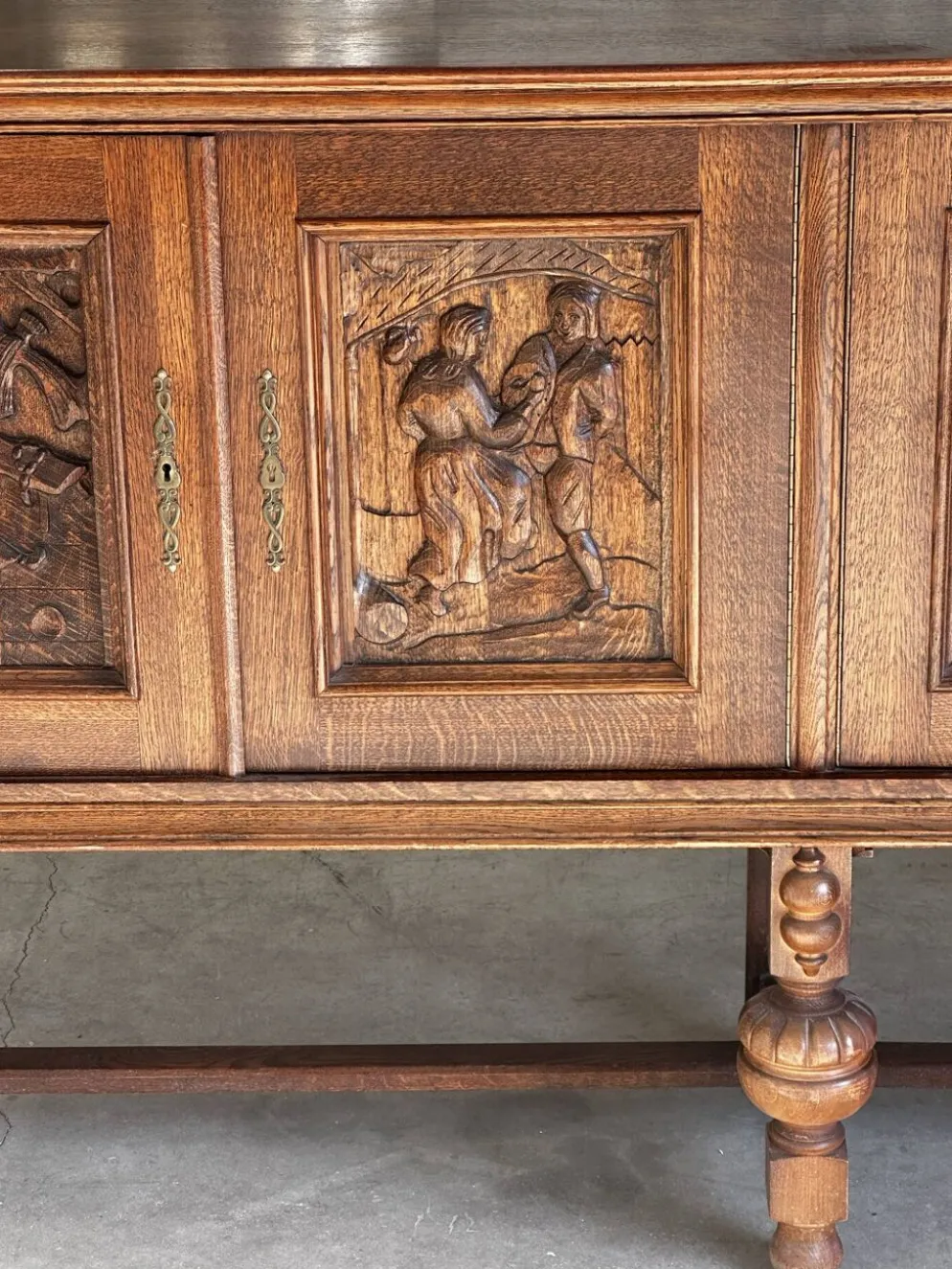 Grand buffet en chêne sculpté de style néo-Renaissance, milieu du XXe