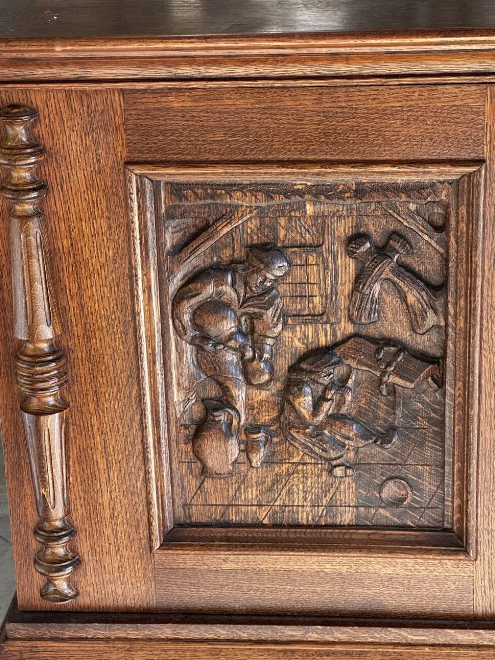 Grand buffet en chêne sculpté de style néo-Renaissance, milieu du XXe