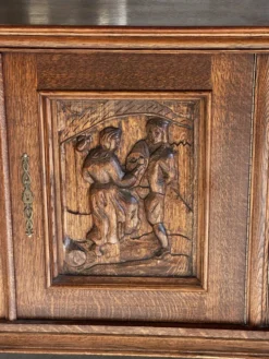 Grand buffet en chêne sculpté de style néo-Renaissance, milieu du XXe