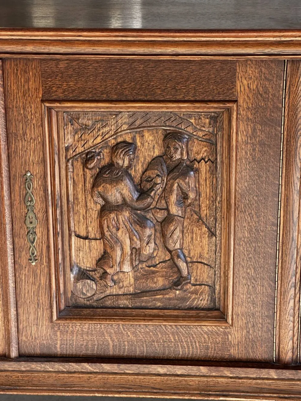 Grand buffet en chêne sculpté de style néo-Renaissance, milieu du XXe