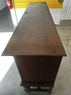 Grand buffet en chêne sculpté de style néo-Renaissance, milieu du XXe