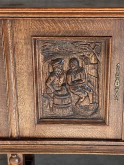 Grand buffet en chêne sculpté de style néo-Renaissance, milieu du XXe