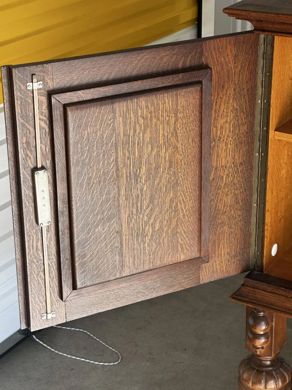 Grand buffet en chêne sculpté de style néo-Renaissance, milieu du XXe