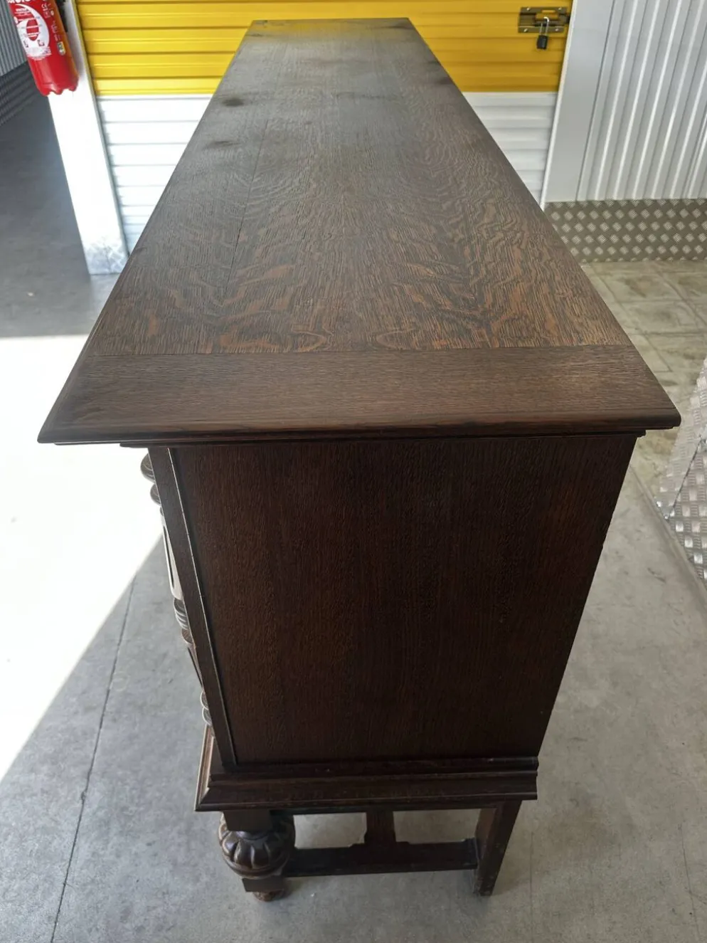 Grand buffet en chêne sculpté de style néo-Renaissance, milieu du XXe