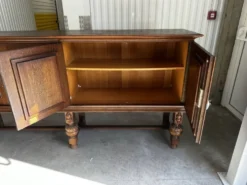 Grand buffet en chêne sculpté de style néo-Renaissance, milieu du XXe